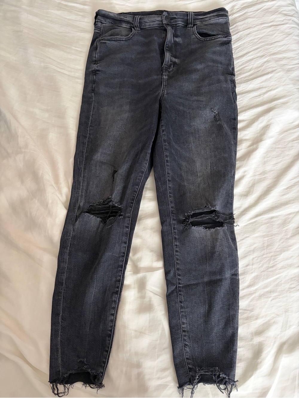 American Eagle Distressed Skinny Black Jean size 10 short